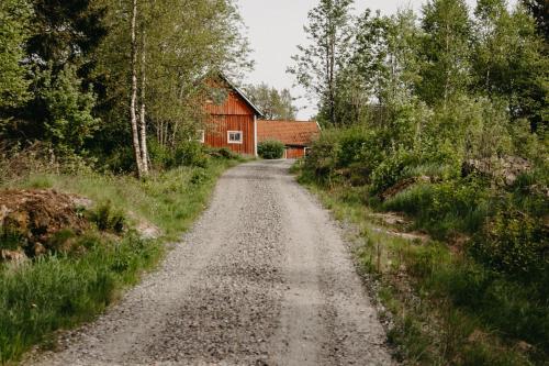 En lantlig idyll med skogen precis utanför dörren!